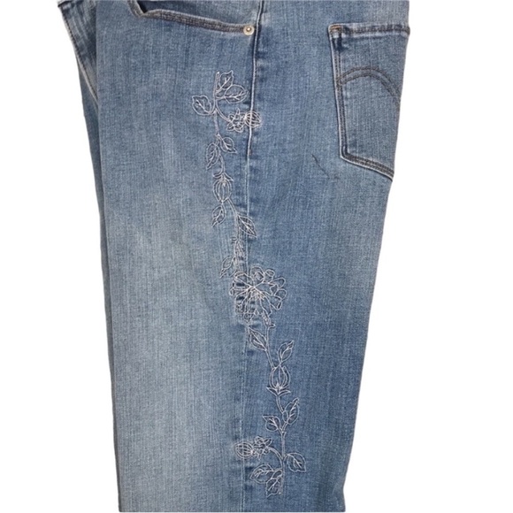 Levi’s Classic Bootcut Floral Embroidered Detail Denim Jeans - Picture 4 of 15